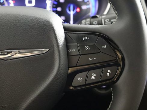 Used 2025 Chrysler Pacifica Limited FWD image 27