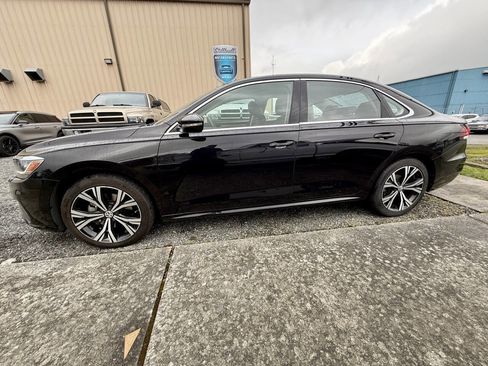 Used 2021 Volkswagen Passat 2.0T SE image 2