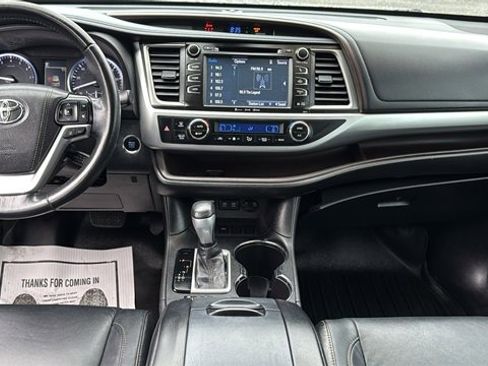 Used 2017 Toyota Highlander FWD V6 image 26