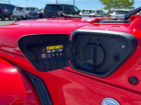 Used 2024 Jeep Wrangler Unlimited Sahara w/ Technology Group AWD/4WD image 15