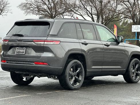 Used 2025 Jeep Grand Cherokee Altitude RWD image 3