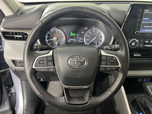Used 2022 Toyota Highlander XLE image 28