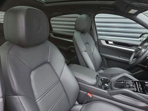 Certified 2026 Porsche Cayenne Coupe image 19