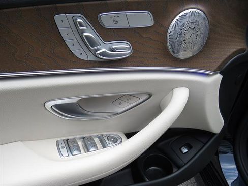 Used 2022 Mercedes-Benz E 350 4MATIC Sedan image 9