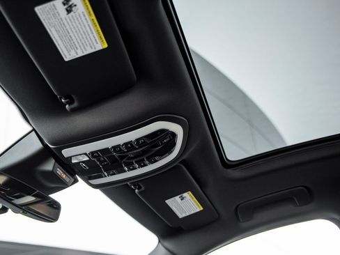 Certified 2026 Porsche Macan AWD/4WD image 25