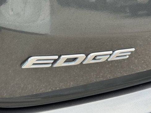 Used 2019 Ford Edge Titanium FWD image 14