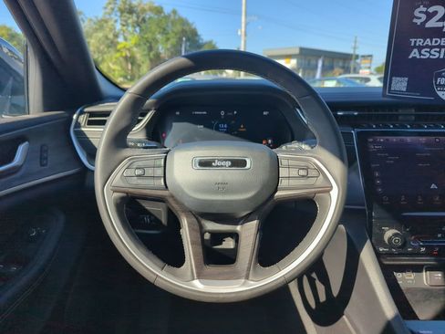 Used 2024 Jeep Grand Cherokee Limited w/ Black Appearance Package AWD/4WD image 16