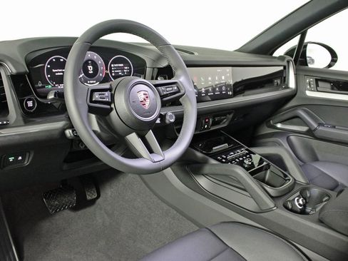 Used 2025 Porsche Cayenne image 4