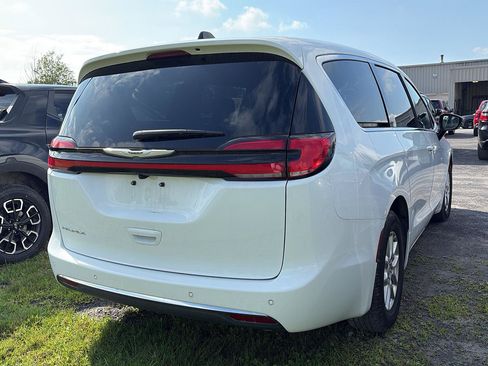 Used 2026 Chrysler Pacifica Select FWD image 3