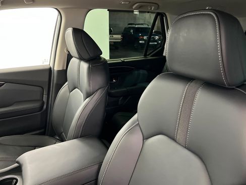 Used 2025 Honda Pilot Touring image 17