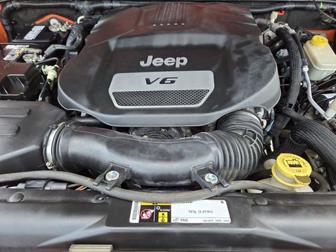 Used 2015 Jeep Wrangler Unlimited Sahara w/ Connectivity Group AWD/4WD image 29