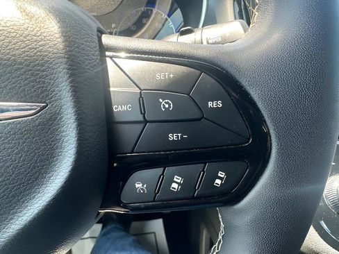 Used 2025 Chrysler Pacifica Limited FWD image 36