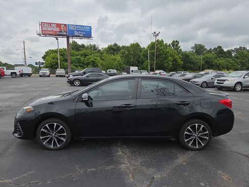 Used 2017 Toyota Corolla SE FWD image 2