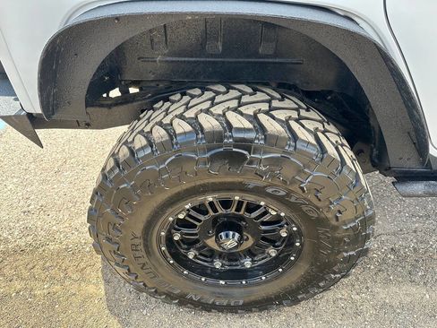 Used 2012 Jeep Wrangler Unlimited Rubicon w/ Connectivity Group AWD/4WD image 11