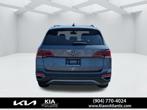 Used 2022 Volkswagen Taos SE w/ Panoramic Sunroof Package image 4