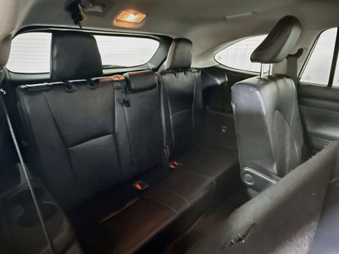 Used 2023 Toyota Highlander XLE AWD/4WD image 28
