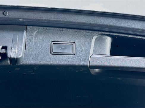 Used 2025 Volkswagen Atlas SE image 31