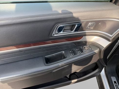 Used 2017 Ford Explorer Platinum image 14