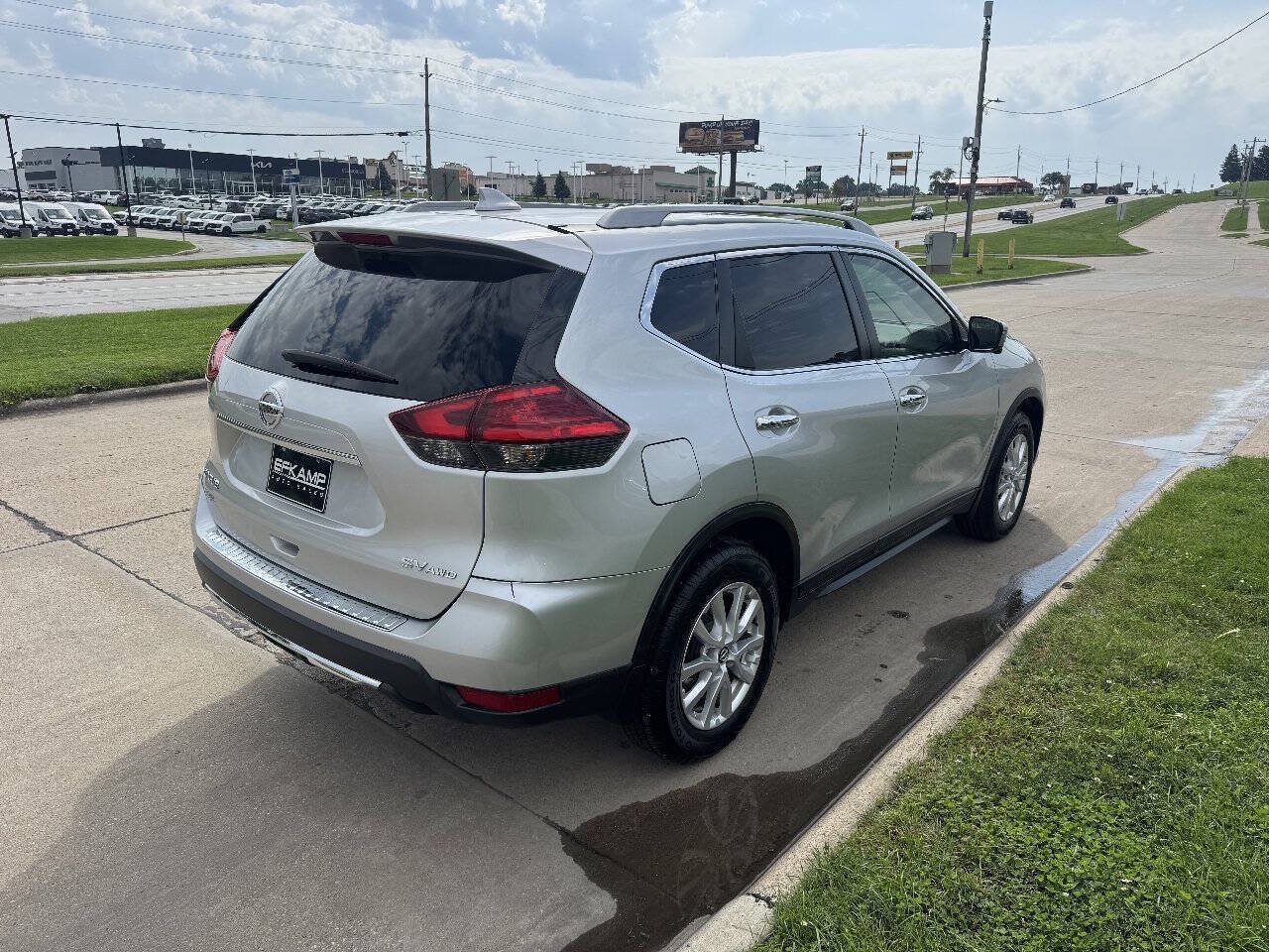 Used 2017 Nissan Rogue SV AWD/4WD image 5