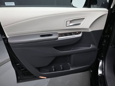 Certified 2022 Toyota Sienna XLE image 13