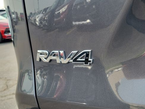 Used 2022 Toyota RAV4 LE AWD/4WD image 6