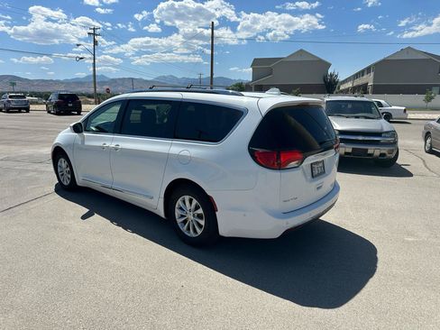 Used 2018 Chrysler Pacifica Touring-L w/ Advanced Safetytec Group FWD image 4