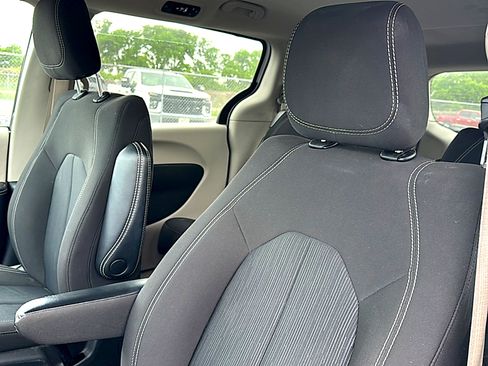 Used 2022 Chrysler Voyager LX image 12