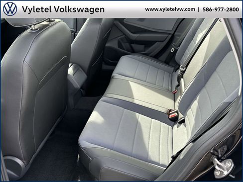 Certified 2025 Volkswagen Jetta SE w/ Sunroof Package image 11