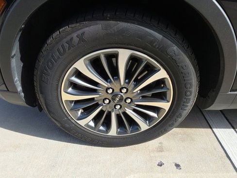 Used 2022 Lincoln Nautilus FWD w/ Premium Package image 10