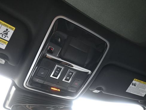 Used 2026 Land Rover Range Rover Velar S AWD/4WD image 11