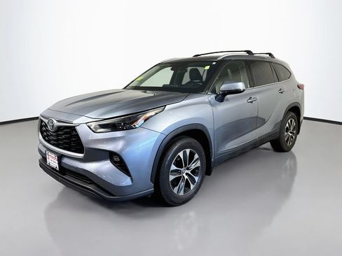 Used 2022 Toyota Highlander XLE AWD/4WD image 2