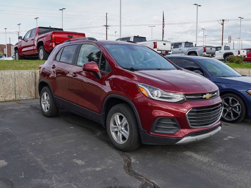 Used 2022 Chevrolet Trax LT w/ Driver Confidence Package image 2
