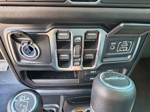 Used 2024 Jeep Gladiator Sport image 19