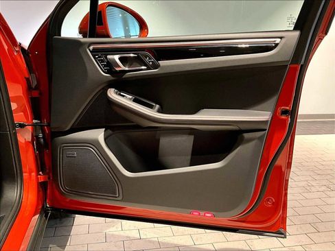 Used 2025 Porsche Macan image 27