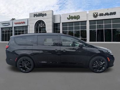 New 2026 Chrysler Pacifica Select