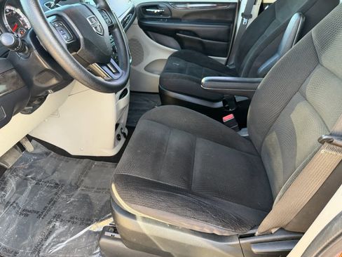 Used 2018 Dodge Grand Caravan SE w/ UConnect Hands-Free Group image 14