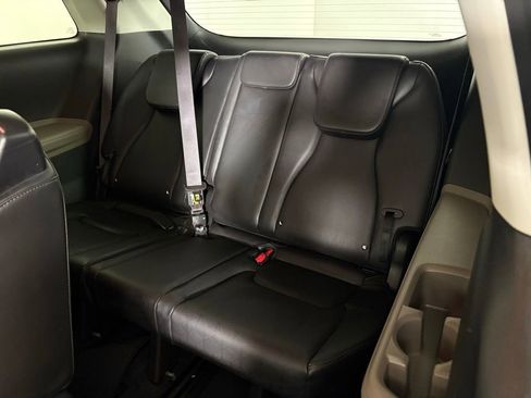 Used 2025 Kia Carnival image 37