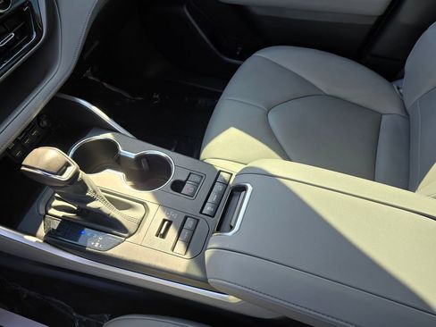 Used 2021 Toyota Highlander XLE image 23