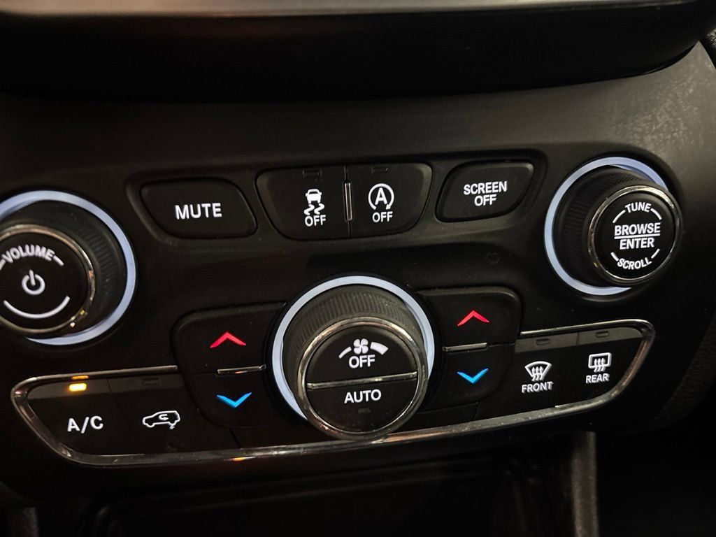Used 2021 Jeep Cherokee Latitude Lux w/ Comfort/Convenience Group AWD/4WD image 16