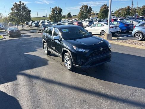 Used 2022 Toyota RAV4 LE image 6