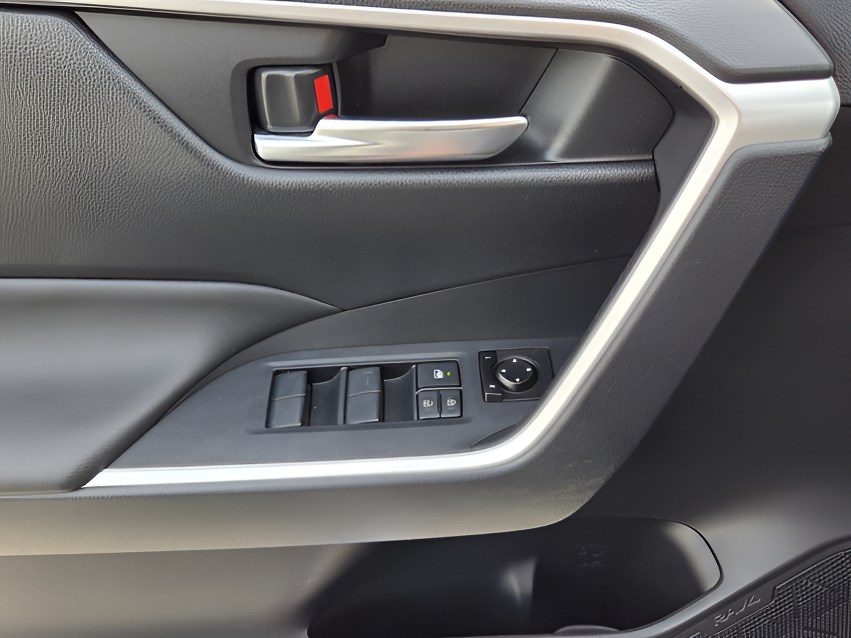 Used 2019 Toyota RAV4 XLE w/ Convenience Package FWD image 27