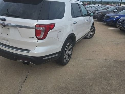 Used 2018 Ford Explorer Platinum AWD/4WD image 3