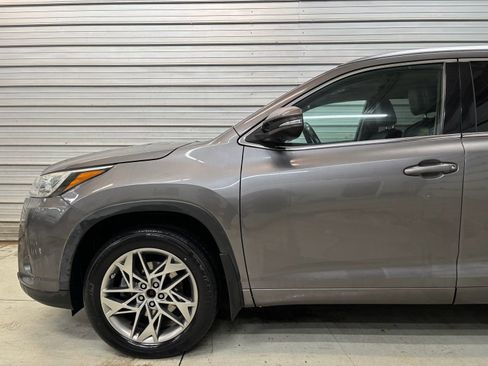 Used 2018 Toyota Highlander Limited Platinum image 3