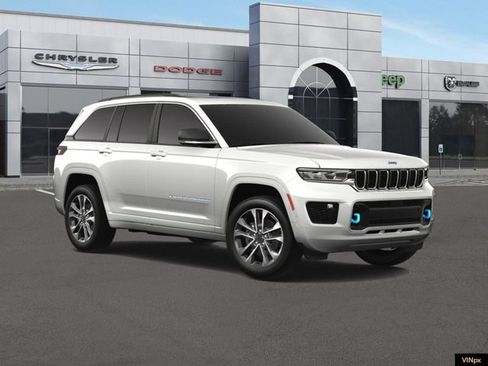 Used 2025 Jeep Grand Cherokee Overland w/ Luxury Tech Group IV AWD/4WD image 11