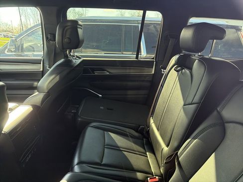 Used 2025 Jeep Wagoneer 4WD image 8