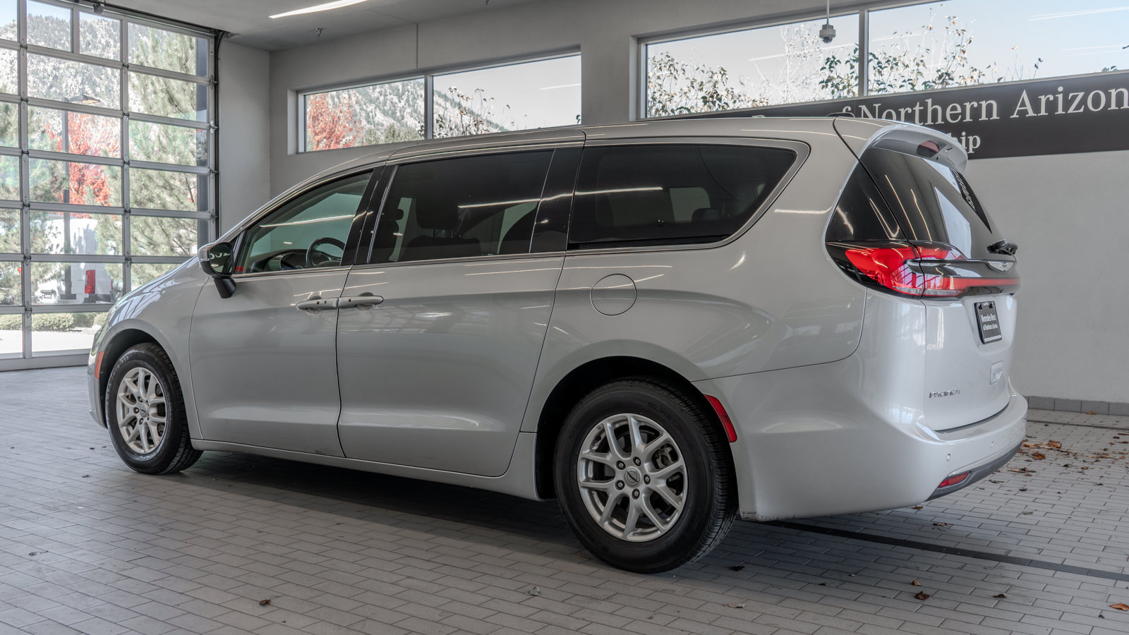 Used 2023 Chrysler Pacifica Touring-L FWD image 13
