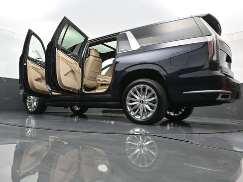 Used 2024 Cadillac Escalade ESV Premium Luxury image 42