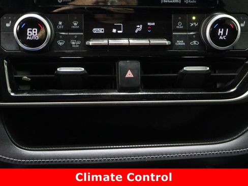 Used 2020 Toyota Highlander XLE image 20