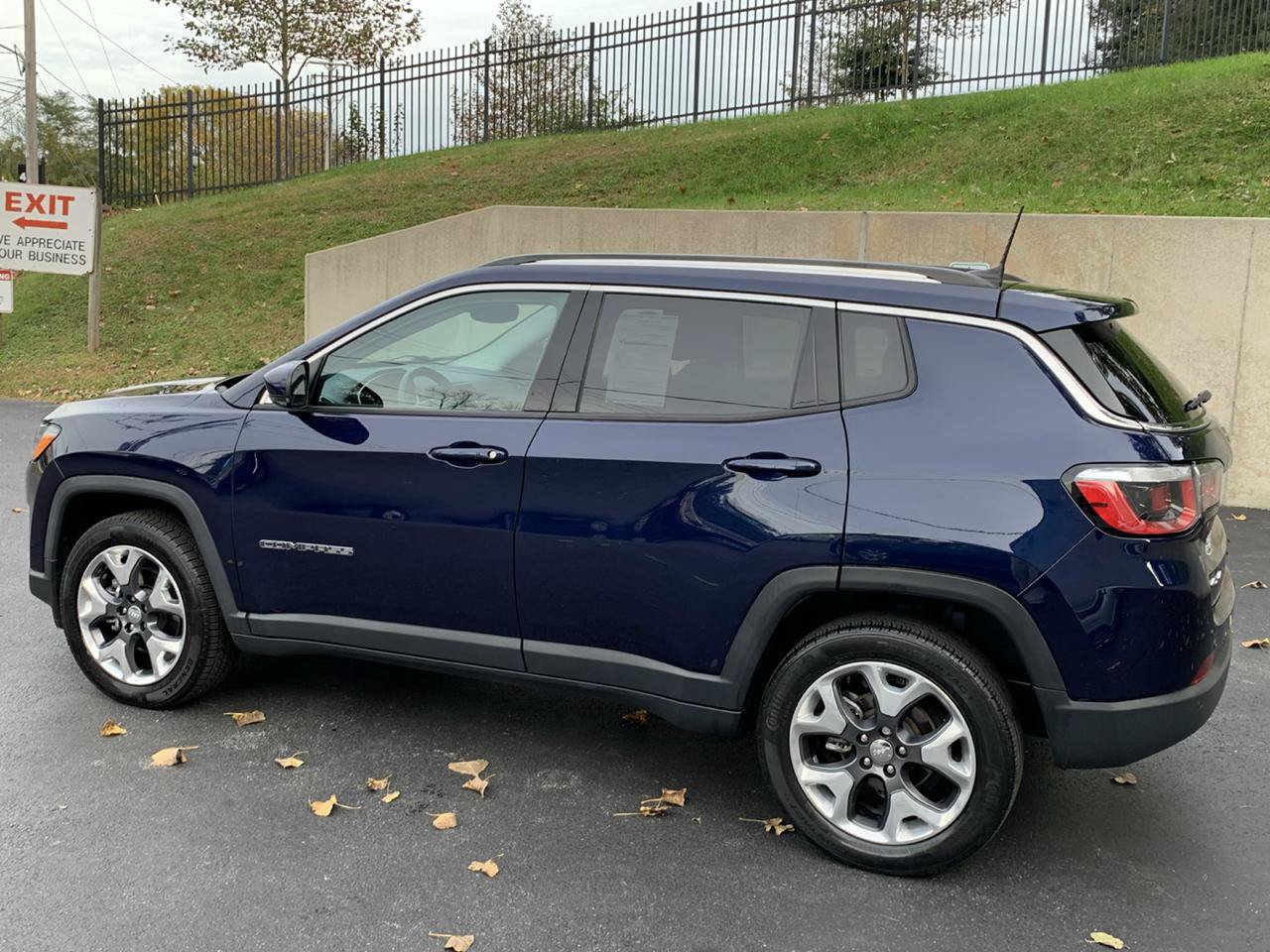 Used 2017 Jeep Compass Limited w/ Navigation Group AWD/4WD image 3