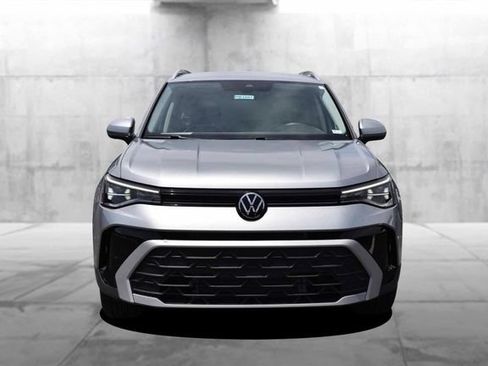 Used 2025 Volkswagen Taos SE AWD/4WD image 4